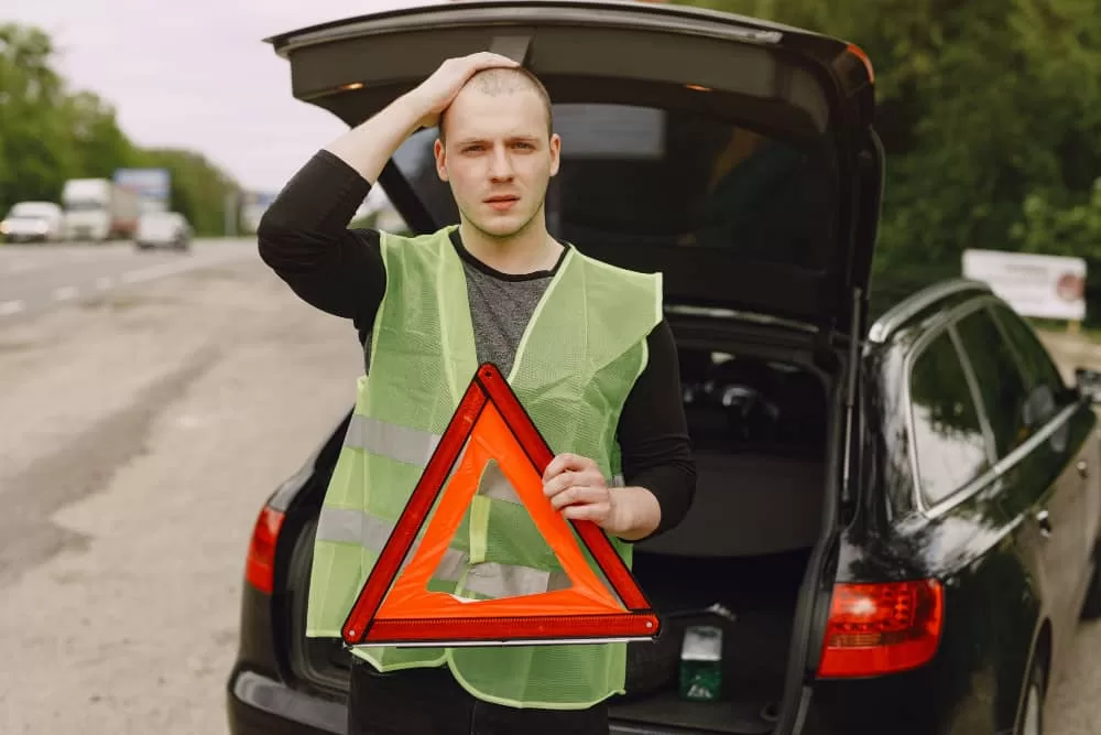 coche-problemas-triangulo-rojo-advertir-otros-usuarios-carretera