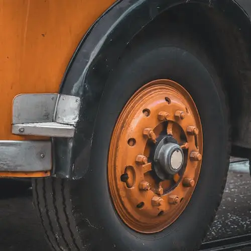 Drive with peace of mind with the best wheel repair service near you. Find out the causes of wheel failures and how to repair them 🚛🙌